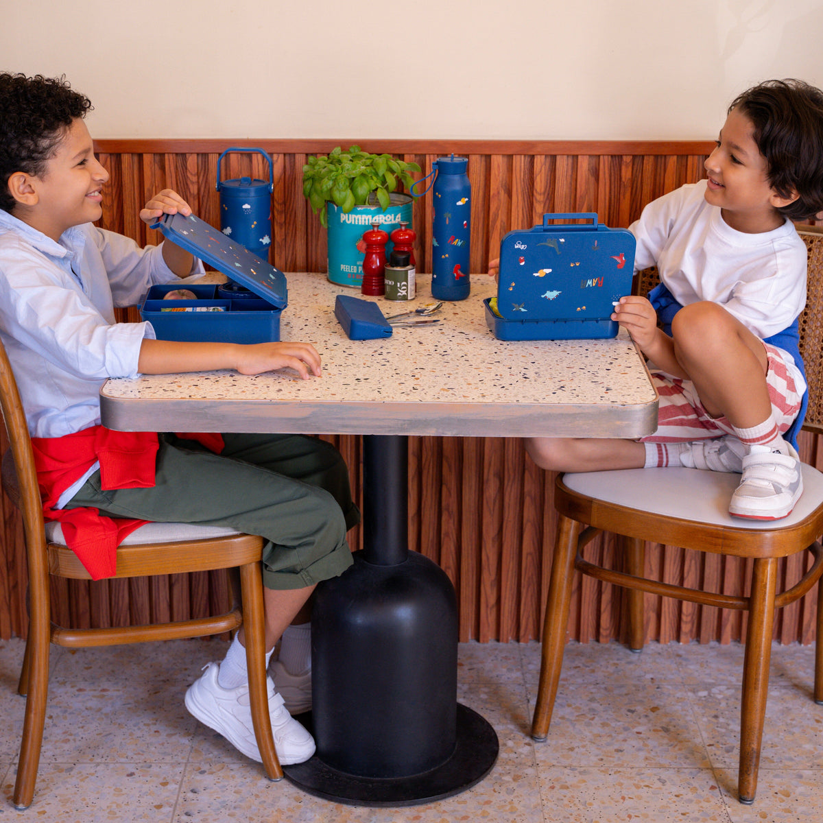 Children sharing lunch with Citron lunch boxes