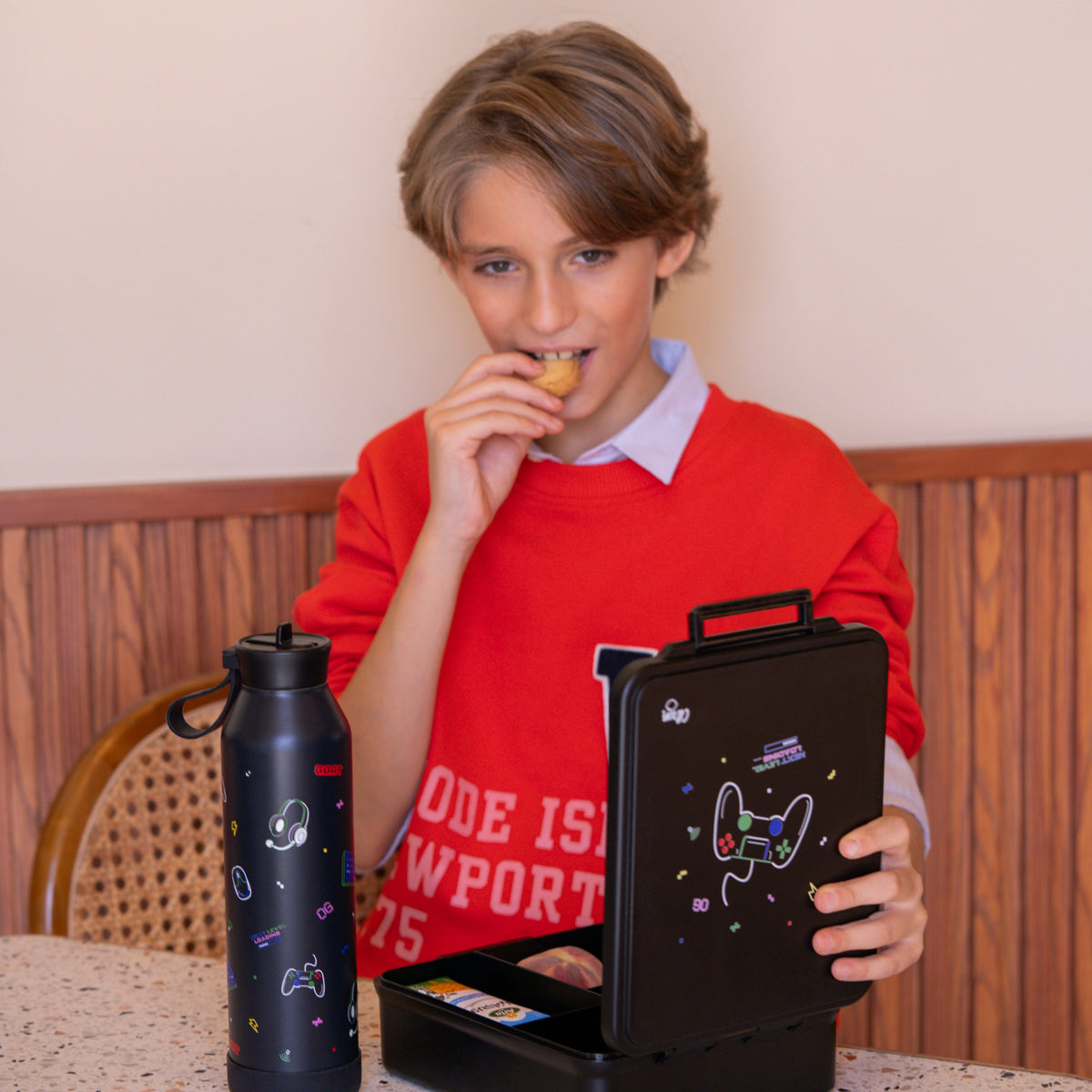 Child carrying the Citron Grand Gaming lunch box